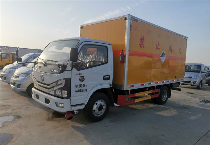 東風(fēng)多利卡易燃?xì)怏w廂式運輸車