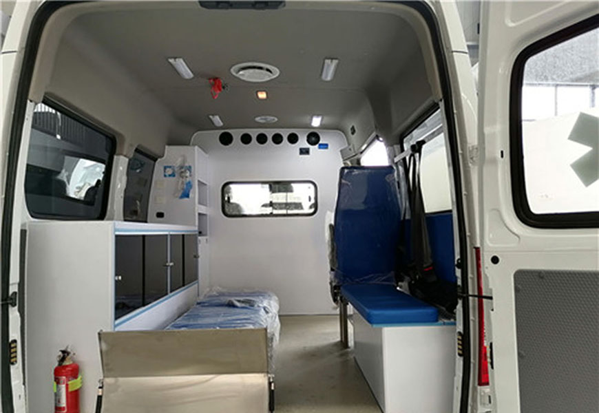 國(guó)六大通V80短軸中頂救護(hù)車(chē)