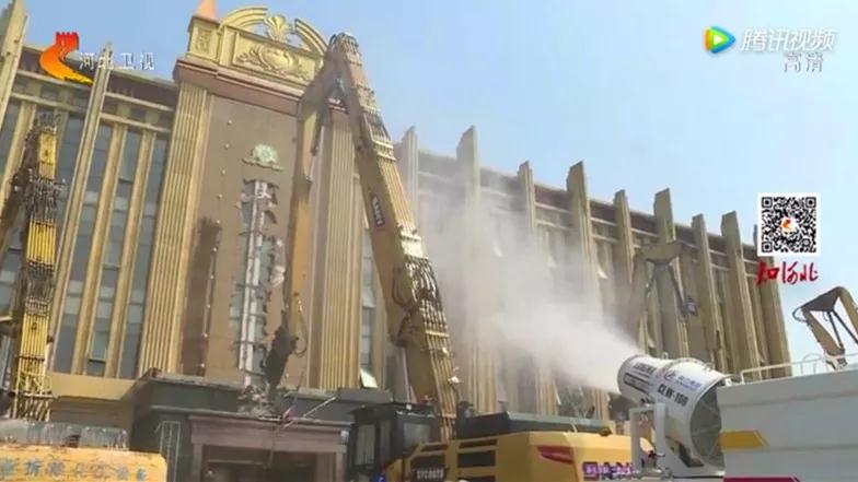 程力抑塵車助力雄安綠色環(huán)保第一拆大顯身手，被央視等電視臺主流媒體重點報道